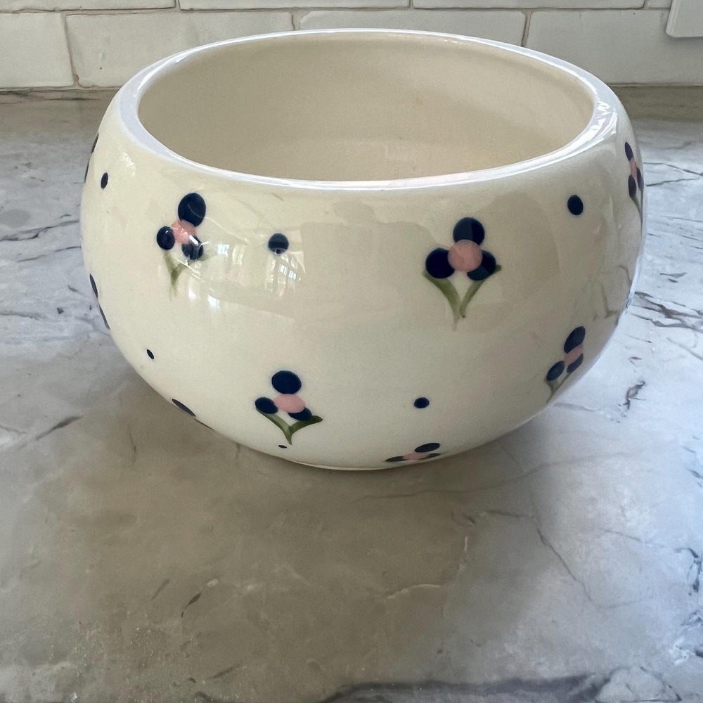 Sweet handpainted floral cache‎ pot
